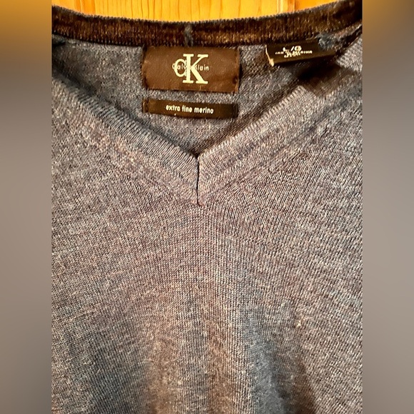Calvin Klein Blue Extra Fine Merino Wool Knitwear V Neck SZ L Tailored Classic - Picture 11 of 13